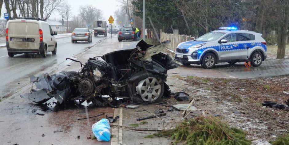 Żelków Kolonia: Wypadek 20-latka w BMW - samochód rozpadł się na części!