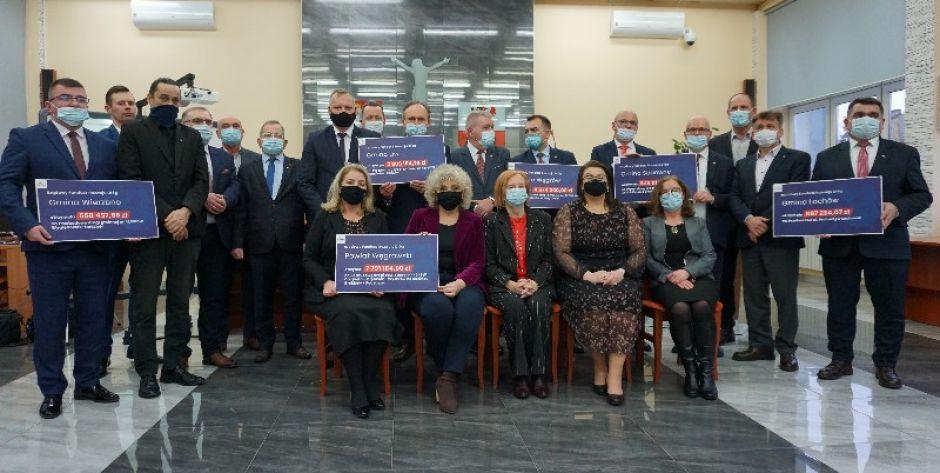 Tekturkowe czeki na nowe drogi rozdane