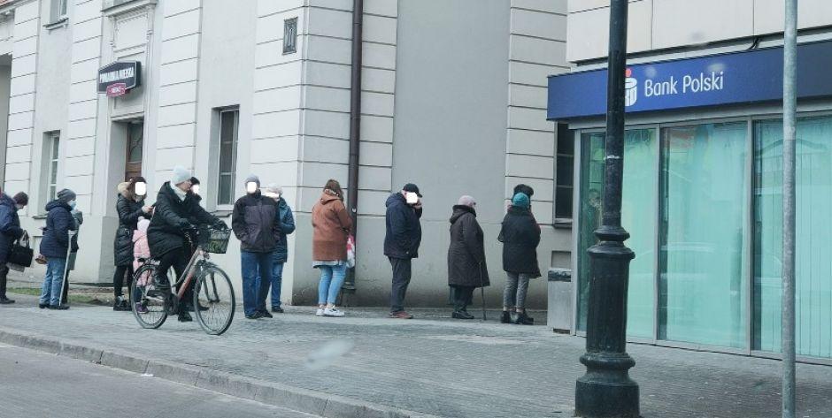 Kolejki przed bankomatami. KNF uspokaja: gotówki nie zabraknie, limitów wypłat nie będzie