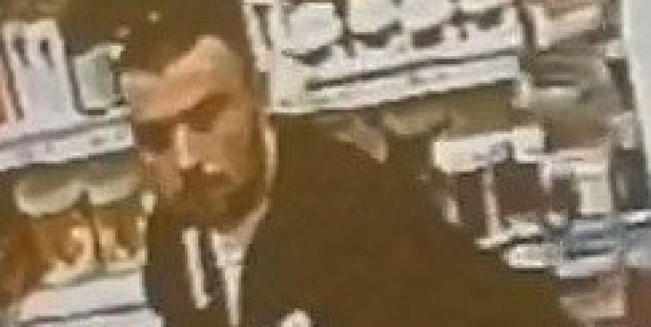 Rozpoznaj sprawców kradzieży kosmetyków z drogerii w Białkach. Ukradli towar za ponad 2 tys. złotych