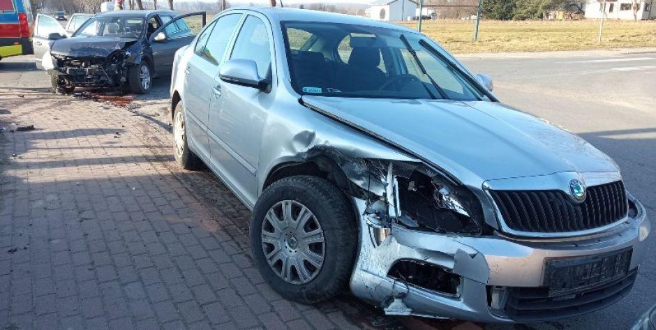 Wypadek w Łosicach. Dwie osoby trafiły do szpitala.
