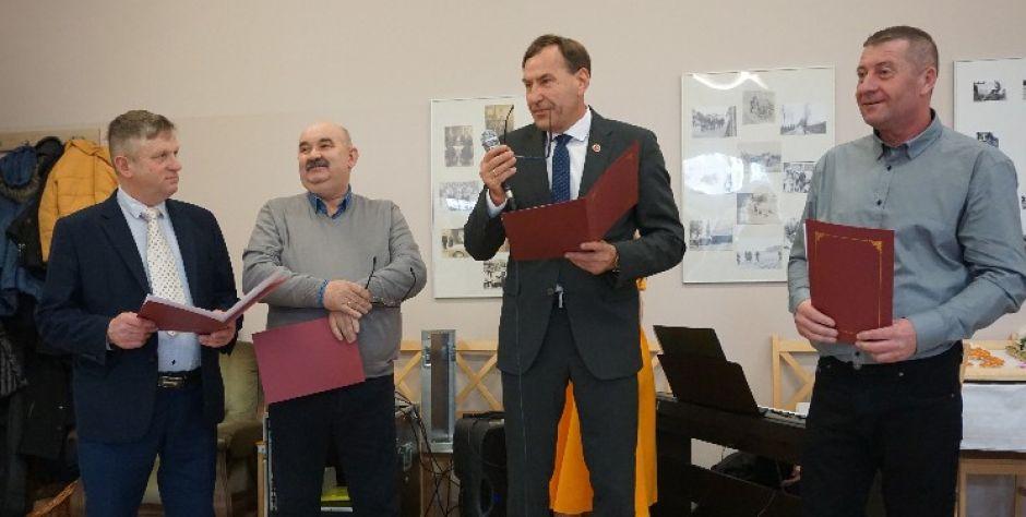 Dzień Kobiet w Guzówce: Wójt też czytał wiersze 
