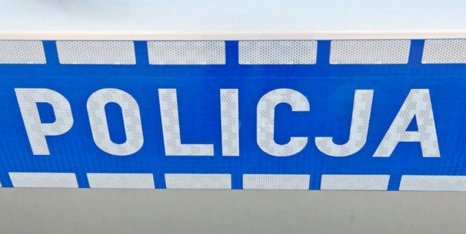 Mężczyzna przygnieciony przez drzewo