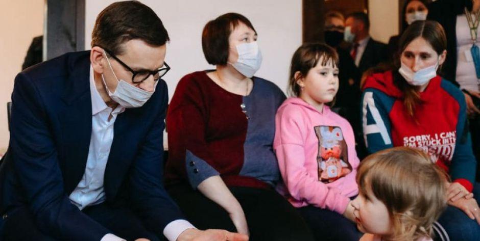 Mateusz Morawiecki spotkał się z uchodźcami w Łazach koło Łochowa