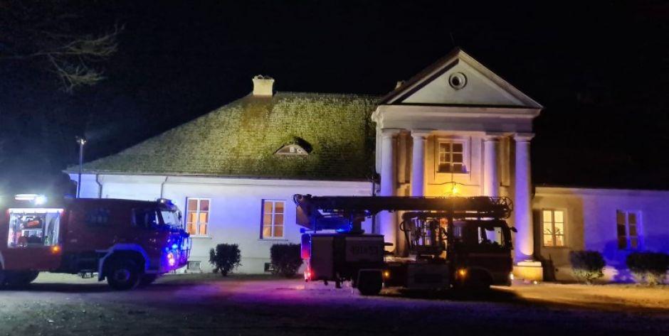 Brakowało kilku chwil do rozwinięcia się potężnego pożaru w zabytkowym dworku w Huszlewie