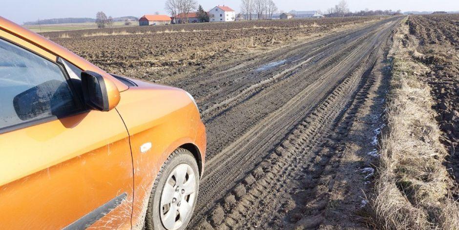 Mieszkaniec Jartypor apeluje do władz gminy Liw o remont drogi: Nie chcę szosy, niech tylko utwardzą