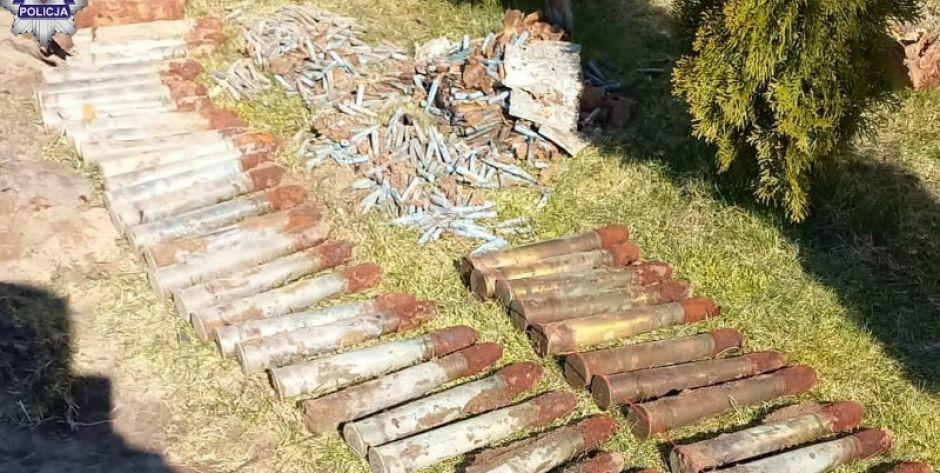 Znaczna ilość pocisków przeciwpancernych i amunicji odkryta podczas prac budowlanych w Lipinach