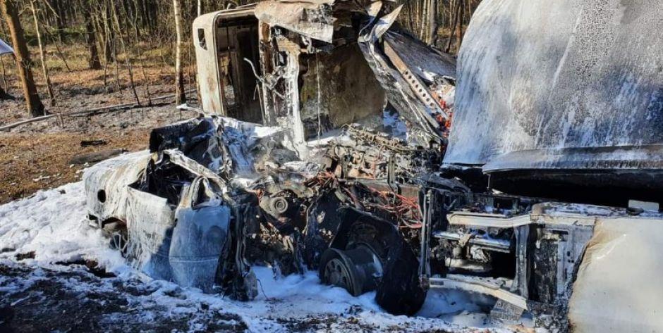 Tragiczny wypadek na DK 50 - Po zderzeniu z ciężarówką, osobówka stanęła w płomieniach