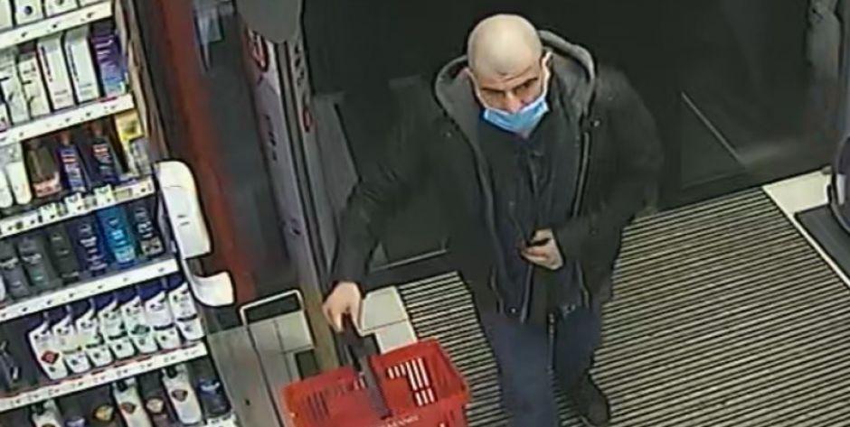 Nie zakrył maseczką nosa, żeby wybrać, które perfumy ukraść? Rozpoznasz go?