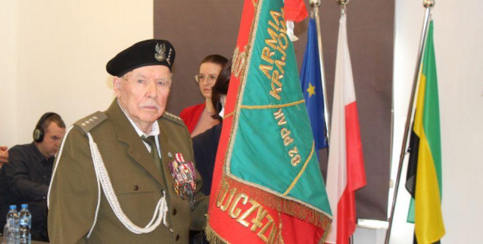 Sztandar Związku Żołnierzy Armii Krajowej przekazany miastu Sokołów Podlaski