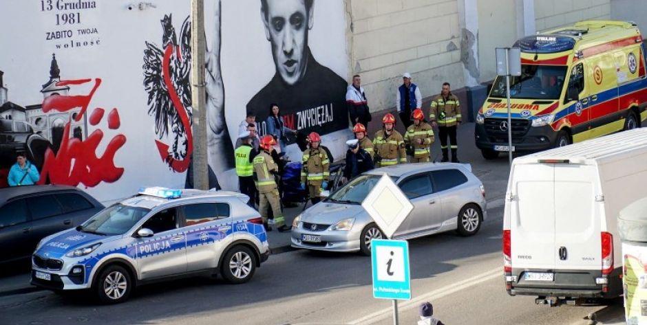 Zderzenie na ul. Armii Krajowej w Siedlcach. Niewiele brakowało, by potrącony został interweniujący policjant