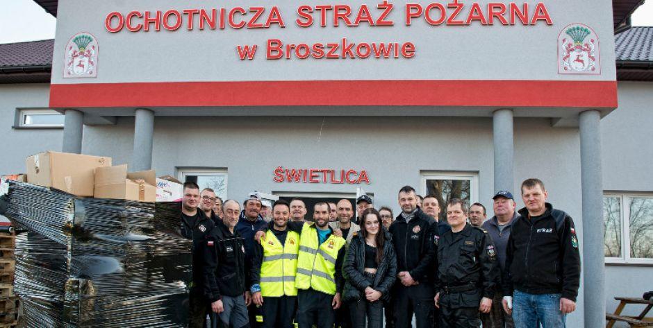 Strażacy angażują się w pomoc, w strażnicy w Broszkowie zorganizowali centrum przeładunkowe