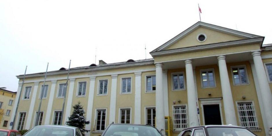 Urzędnicy pracują non stop 