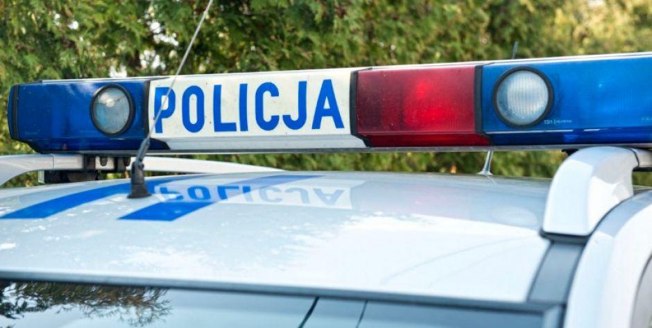 Dwóch 15-latków uciekało skuterem przed policją. „Zakopali się” na polnej drodze