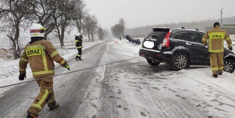 Dachowanie na drodze Siedlec-Mordy! Bardzo ślisko na drogach! 