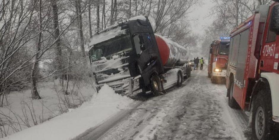 Zima nie odpuszcza - powalone drzewa, kolizje drogowe w powiecie łukowskim