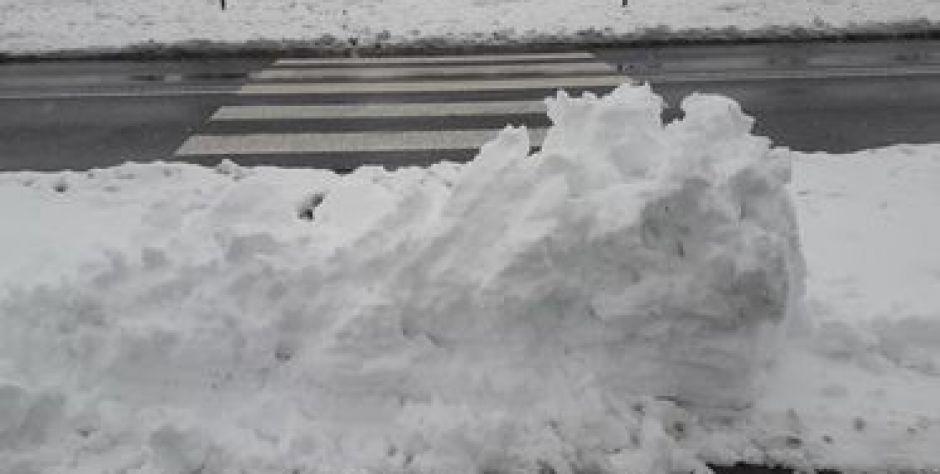 Śnieg uniemożliwia przejście po pasach dla pieszych