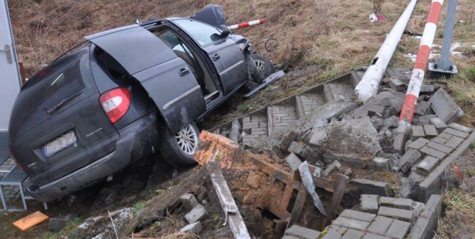14-latek za kierownicą uderzył w volvo i kolejową rogatkę
