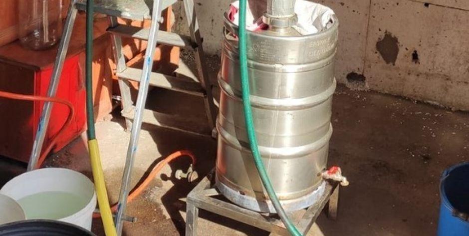 Wpadka bimbrownika. Stracił aparaturę, zacier i gotowy alkohol