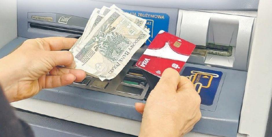 Siedlce; Przez 1,5 godz. wpłacała pieniądze oszustom. Nie pomogła nawet interwencja pracownika banku…