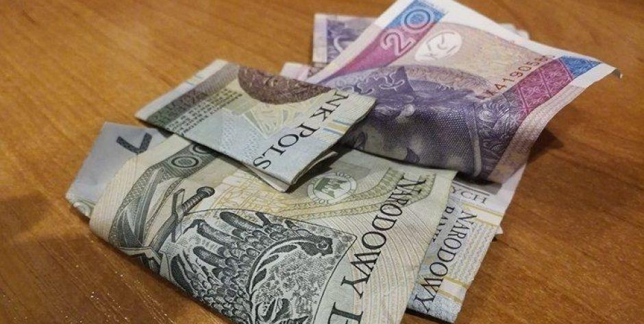 Pierwsze wypłaty dla przyjmujących uchodźców 