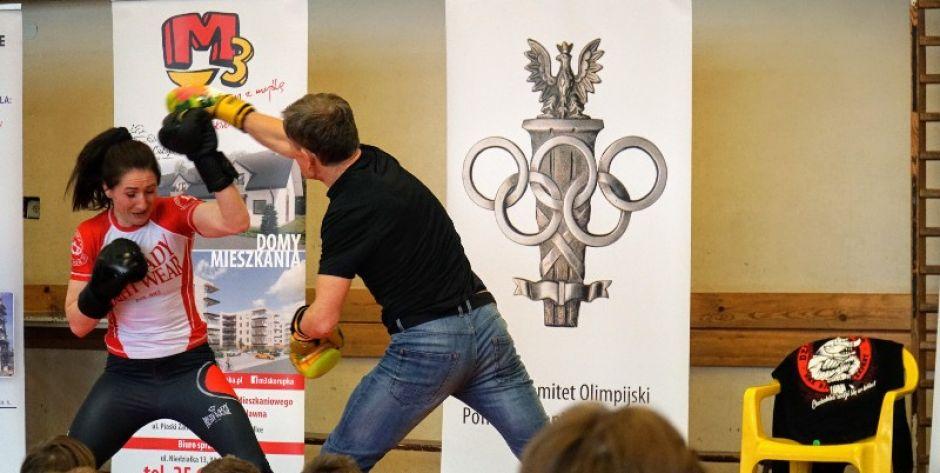 Judyta Rymarzak-Chomać w SP nr 8 w Siedlcach: Nie zawalczę dla Fame MMA. Ale na sparing z Maciejem Turkowskim dała się skusić! (zdjęcia i film)