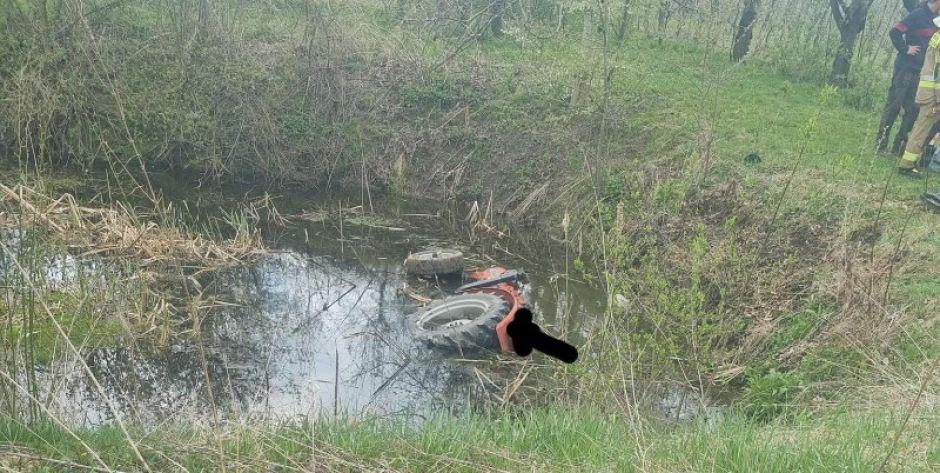 Ciągnik wjechał do stawu. Nie żyje 28-letni Ukrainiec