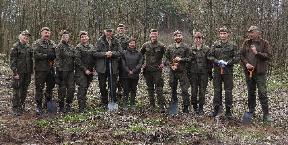 Żołnierze sadzili drzewa w ramach współpracy z Nadleśnictwem w Siedlcach