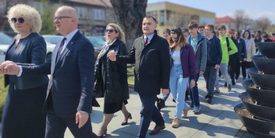 Tańczyli na Rynku. Pani senator w parze z wicestarostą, a pani starosta z burmistrzem
