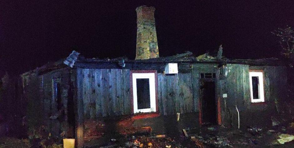 Kamianki Lackie: Spłonął drewniany dom, ewakuowano 87-letnią mieszkankę