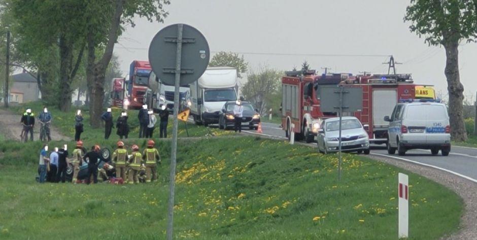 Wiśniew Kolonia - dachowanie samochodu, utrudnienia na DK63
