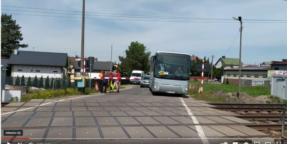 Naraził dzieci na utratę zdrowia lub życia. Przejechał przez przejazd slalomem między zamkniętymi rogatkami