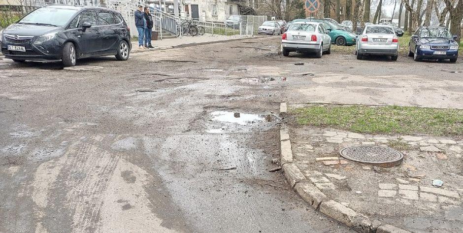 Asfalt przed stacją PKP Łuków jest pełen dziur - koło można zgubić