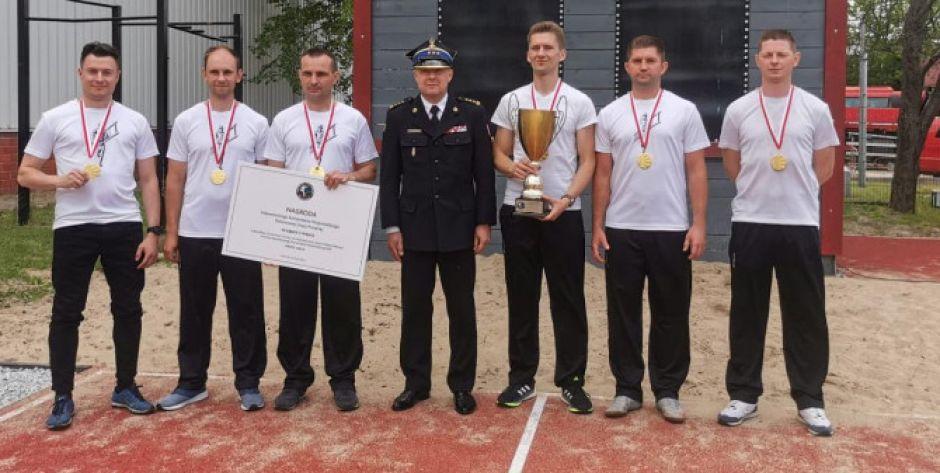 Strażacy z KM PSP w Siedlcach najlepsi we wspinaniu przy użyciu drabiny hakowej