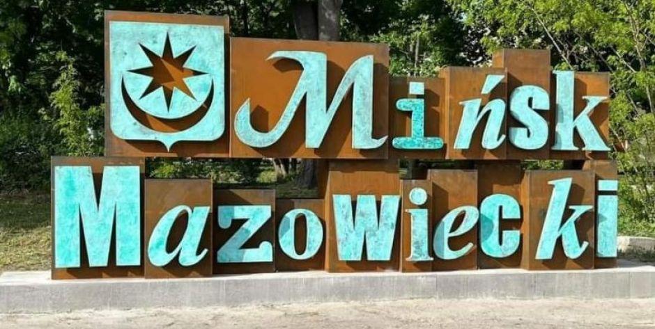 Mińsk Mazowiecki: nowy napis wita mieszkańców