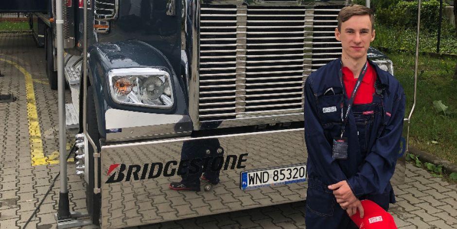 Uczeń siedleckiej samochodówki w polskim finale konkursu Young Car Mechanic 2022 