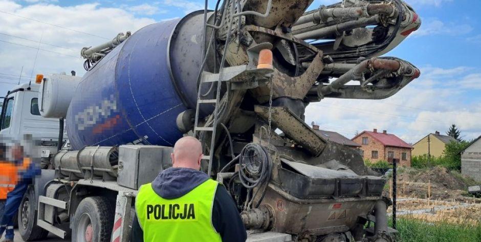 Tragiczny wypadek podczas prac budowlanych w Łazach - jeden mężczyzna zginął, drugi walczy o życie, trzeci uciekł z miejsca zdarzenia (NOWE INFORMACJE)