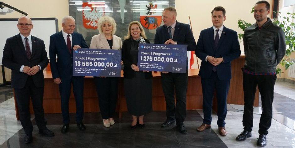 Czeki na prawie 100 milionów złotych