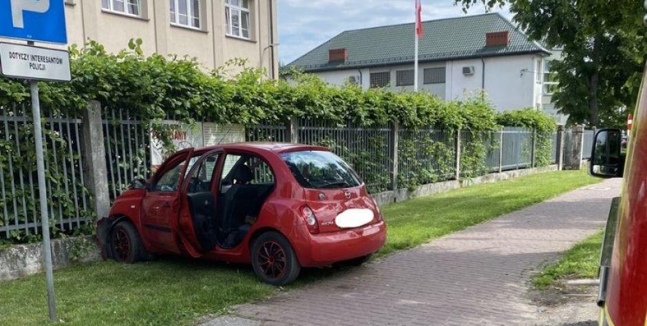 Sokołów Podlaski: Wjechał nissanem w ogrodzenie komendy policji