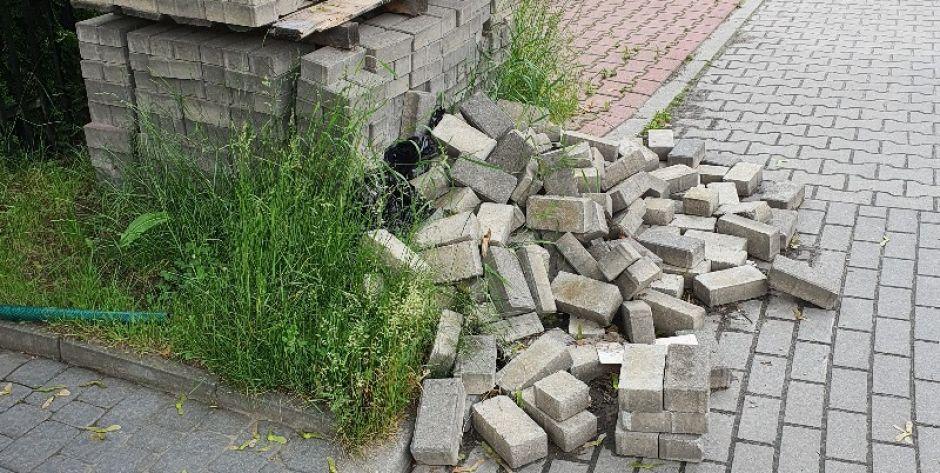 Zapomniana kostka na ul. Skrzyneckiego w Siedlcach