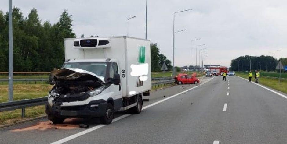 Węzeł Jakubów - wypadek na autostradzie A2. Ląduje śmigłowiec LPR