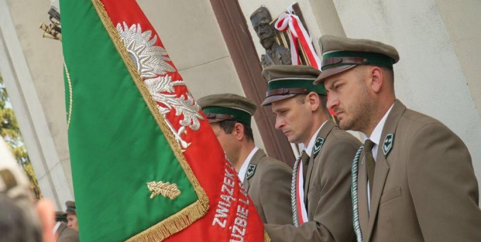 Święto leśników w Siedlcach: tablica i dąb 