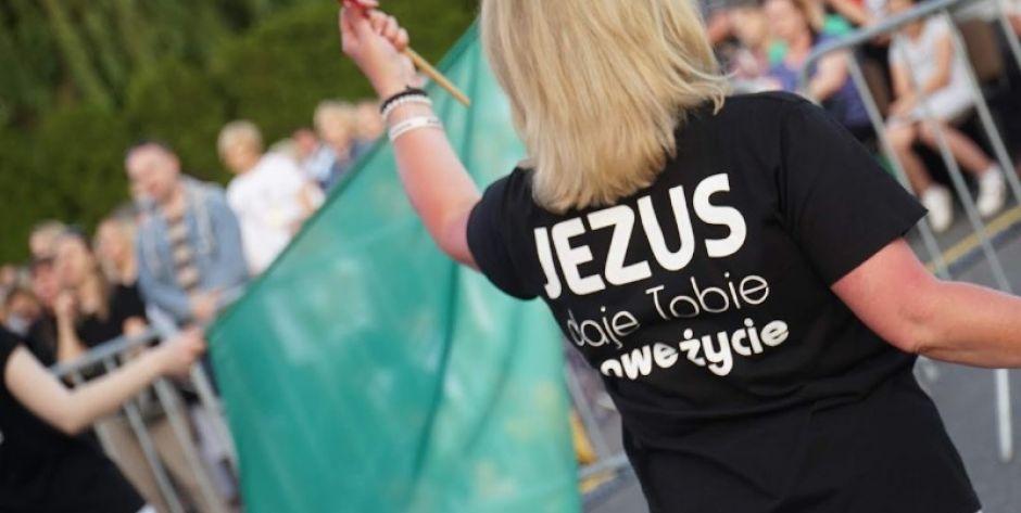 Śpiewali i tańczyli dla Jezusa 