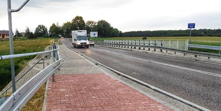 Drogowa pułapka dla rowerzystów na moście na Liwcu 