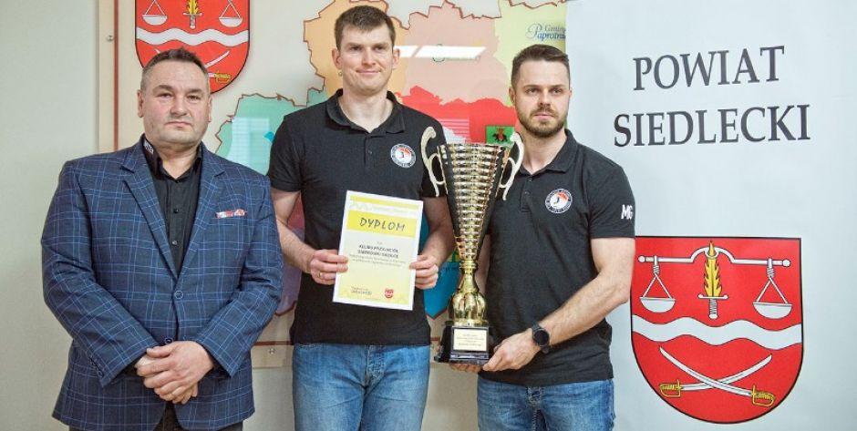 KPS trzyma się mocno