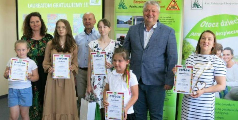Obejrzycie galerię prac laureatów konkursu plastycznego „Bezpiecznie na wsi mamy, bo ryzyko upadków znamy”