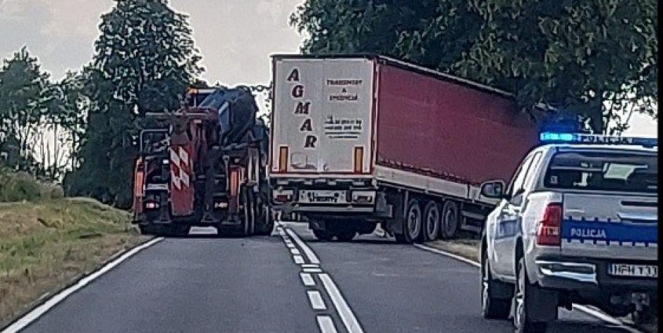 Tir w rowie, droga zablokowana