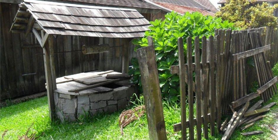 Mężczyzna siadł na spróchniałe deski. Wpadł do głębokiej studni