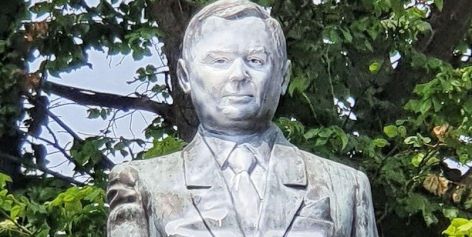 Pomnik Lecha Kaczyńskiego w Siedlcach pomazany farbą. Policja przyjęła zgłoszenie (zdjęcia)