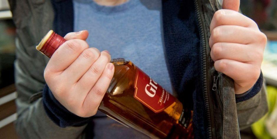 Jechał nietrzeźwy i bez uprawnień. Wpadł, bo rozmawiał przez telefon